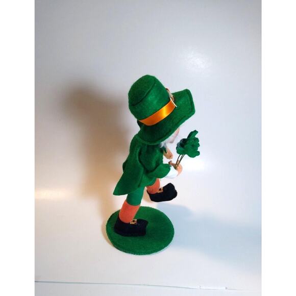 ANNALEE St Patrick's Day Irish Leprechaun Holds Shamrocks Smokes Pipe Vintage - Picture 4 of 6